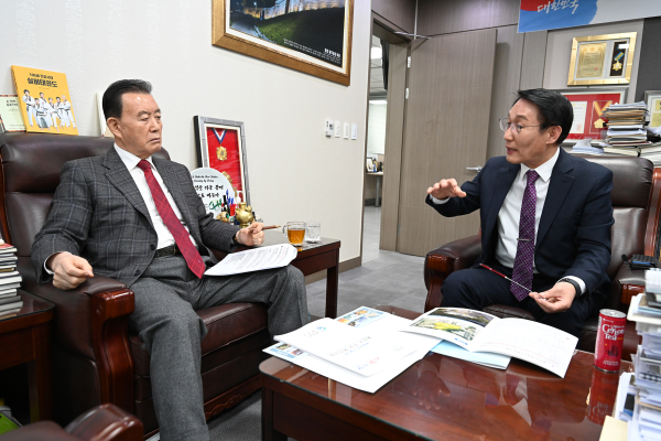 지난 3일 홍문표 국회의원을 만나 이야기를 나누는 이용록 홍성군수