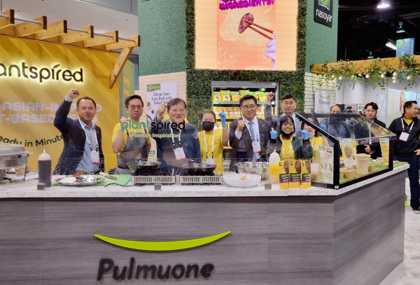 2023 내추럴․건강제품 전문박람회 현장 사진 * 풀무원 부스 방문한 한국농수산식품유통공사 김춘진 사장(좌측 5번째)