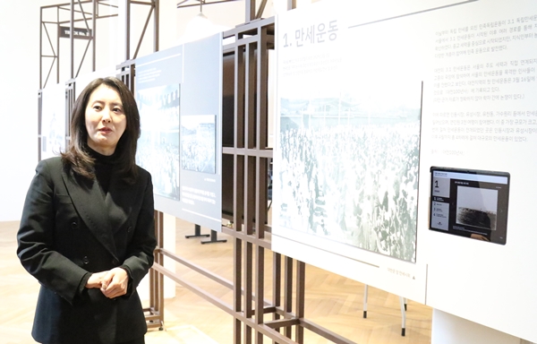 함선재 관장이 ‘인동 100년: 역사가 되다’ 전시 의의를 설명하고 있다.