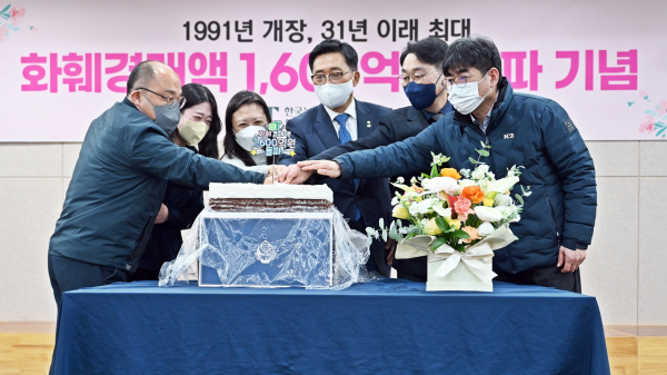 양재 화훼공판장 ‘화훼경매액 1600억 돌파’ 기념행사 * 김춘진 한국농수산식품유통공사 사장(우측 3번째)