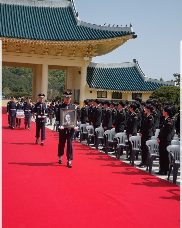 대덕대 국방군사학과 학생들이 지켜보는 가운데 황기환 애국지사 유해 운구 모습