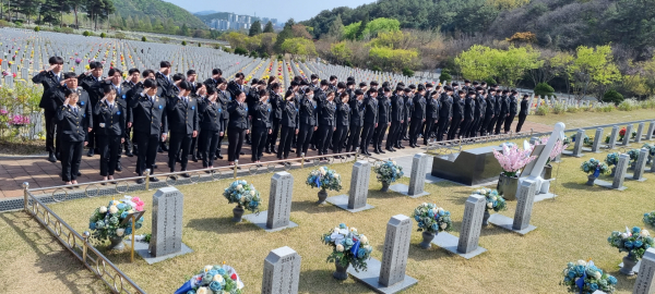 대덕대 국방군사학과 학생들이 대전현충원 46용사 묘역을 찾아 경례 모습