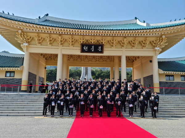 유해 봉환식에 참석한 학생들이 대전현충원 현충문 앞에서 호국의지 다짐 단체사진