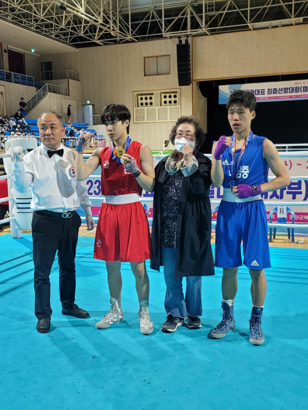 왼쪽에서2번째 한밭중 양태민선수, 3번째 한밭중 박애란 교장선생님