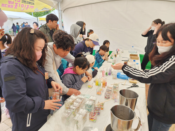 서산버드랜드 어린이날 특별프로그램 행사 (젤 향초 만들기 모습)