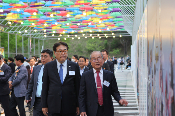 한국영상대학교 유재원 총장(오른쪽)과 정진석 국회의원(왼쪽)이 한국영상대 개교 30주년 행사중 웹툰로드를 함께 걷고 있다.