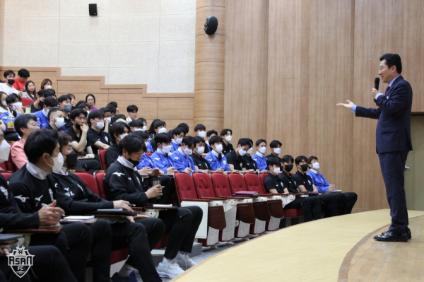 직무역량 강화 교육 진행 장면/충남아산FC 제공