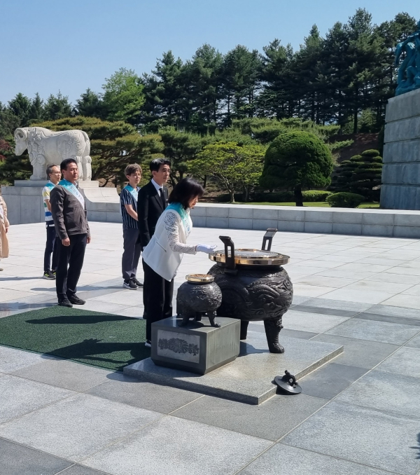 호국보훈의 달 맞이 청렴캠페인 실시 (현충탑 참배 모습)
