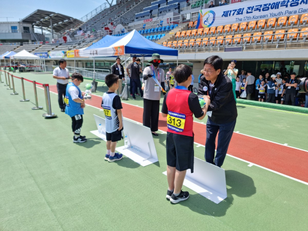 최교진 교육감이 지난 17일에 육상 경기장에 방문하여 메달을 시상하고 있다.