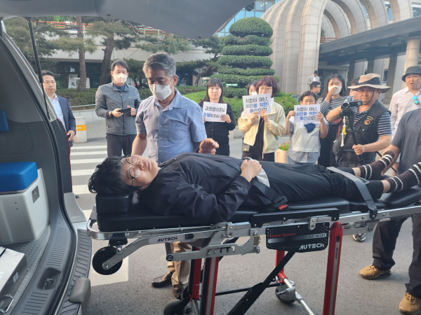 병원으로 이송되는 김희영 의장/박동혁 기자