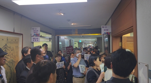 시장실 앞에 모여 대화를 요구하는 시민들/박동혁 기자