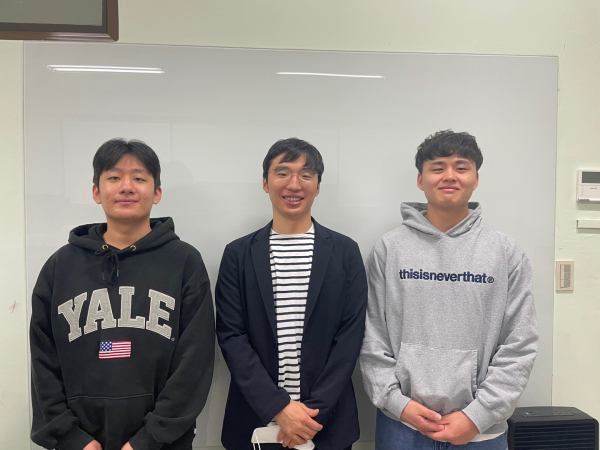 빅데이터응용학과 논문 게재 학생들 (왼쪽부터 엄태범 학생, 여지호 교수, 연혁주 학생)