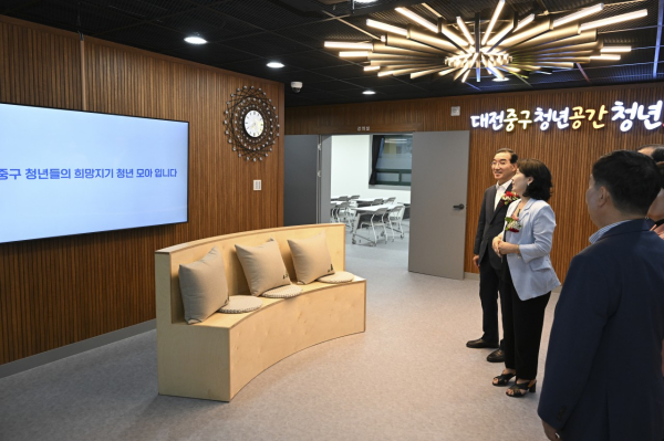 지난 8일 중촌동 청년공간 ‘청년모아’ 개소식 후 내부를 둘러보는 모습