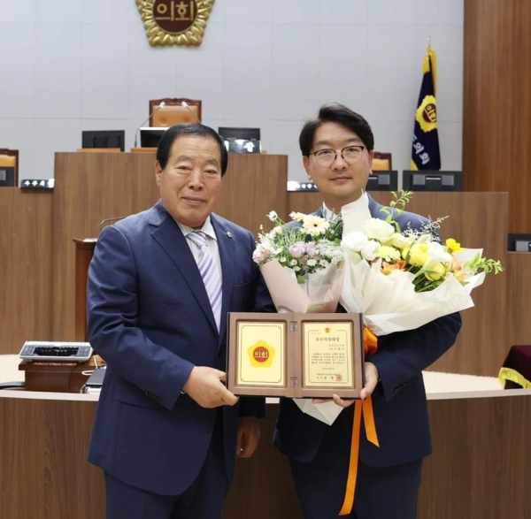 '우수의정대상'을 수상한 구형서 의원(오른쪽)