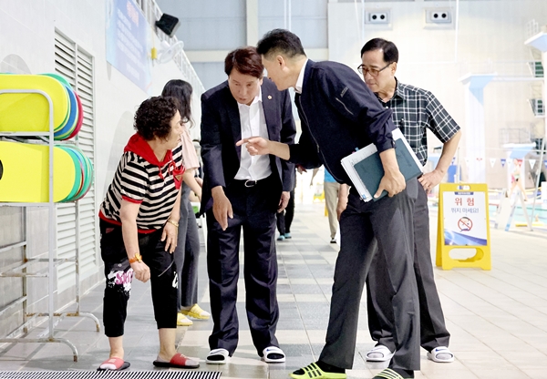 대전시의회 이상래 의장(가운데)이 16일  용운국제수영장을 현장방문했다.