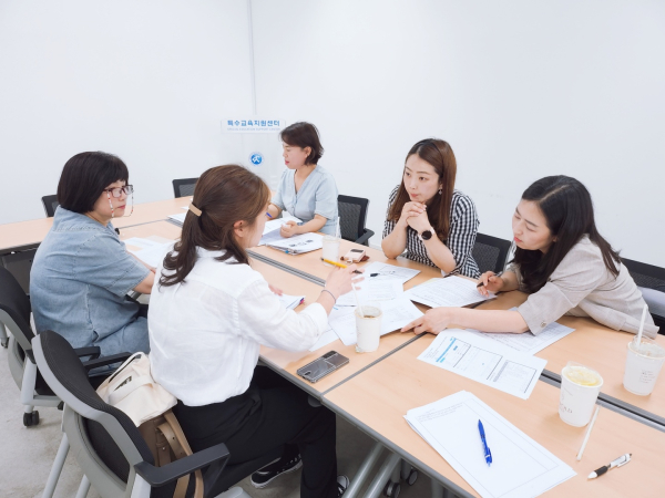 세종시 관내 특수학교 교사들이 고교학점제 지원단에게 상담을 받고 있다.