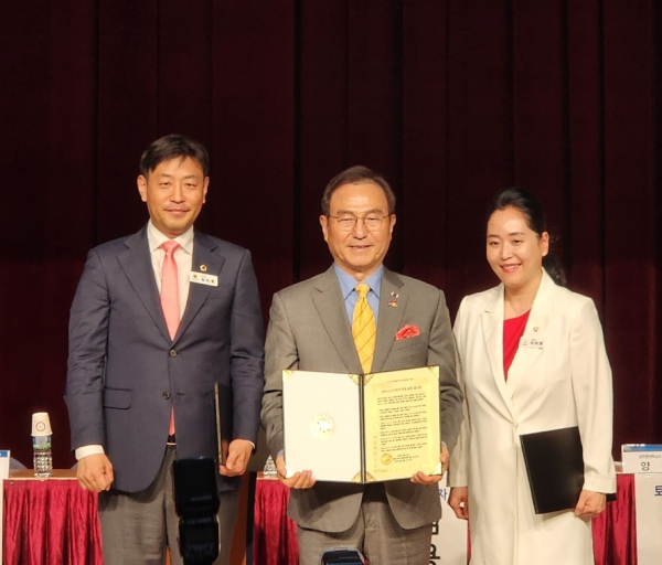 결의문을 전달받은 박상돈 시장(가운데)/박동혁 기자