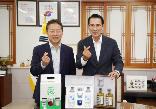 28일 시청 시장실에서 이완섭 서산시장과 김규식 ㈜맥키스컴퍼니 대표이사가 서산6쪽마늘축제 홍보를 위한 후원식을 개최했다