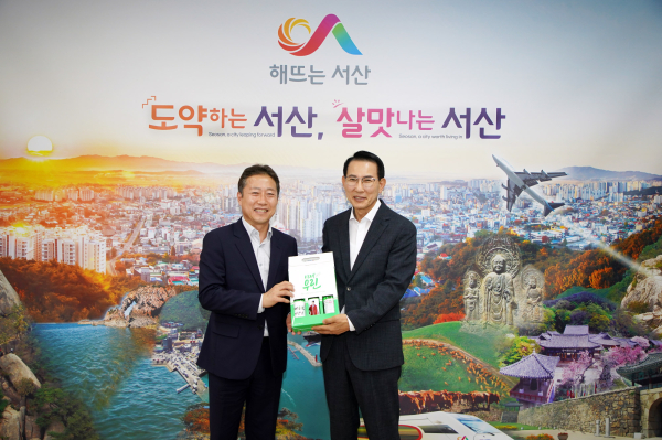 28일 시청 시장실에서 이완섭 서산시장과 김규식 ㈜맥키스컴퍼니 대표이사가 서산6쪽마늘축제 홍보를 위한 후원식을 개최했다