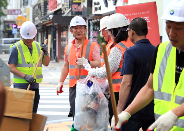 서철모 청장, 3일 민선 8기 출범 1주년을 맞아 그간 성과를 돌아보며 구정발전을 위한 새로운 다짐을 새기고자 새벽 환경정비 모습