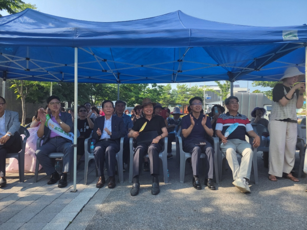 공연을 관람하는 관람객들/선장면 제공