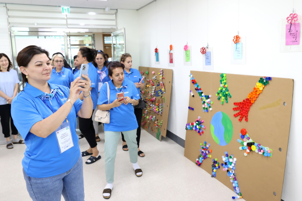 5일, 우즈베키스탄 유아 교육전문가들이 세종시 해밀유치원을 둘러보고 기념 촬영