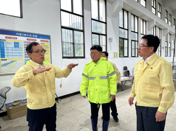 부여 배수장 점검 모습 (왼쪽부터 이병호 사장, 김은수 부여지사장, 남윤선 충남지역본부장)
