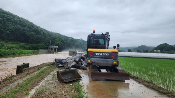 청양 광암지구 수리시설 개보수 현장에서 유실된 제방의 추가 유실을 막기 위해 사석으로 제방을 보호하는 작업