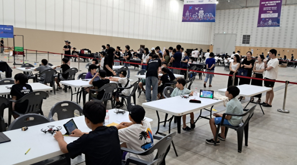 최근 대전컨벤션센터에서 열린 로봇융합페스티벌(8/4-6)에서 행사 진행 및 안전사고 예방에 나서 드론 모니터링 등 봉사