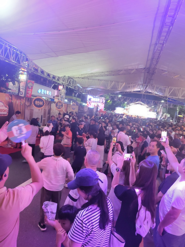 대전 0시 축제 과거존에서 운영하는 DJ음악다방에서 시민들이 춤을 추고 있다.