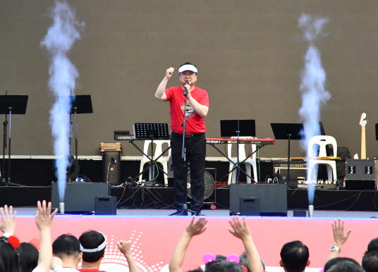 이장우 대전시장이 17일 0시 축제 폐막식이 진행된 대전역 무대에서 감사 인사를 전하고 있다.