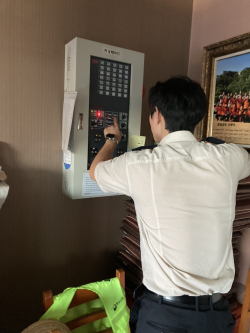 소방시설을 점검하는 모습