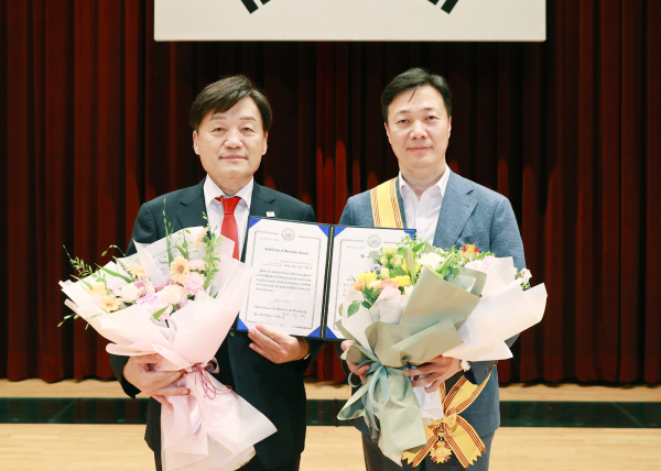 이택구 부시장 자유장 수상 모습