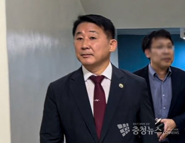 대전서구체육회장 선거 과정에 개입한 혐의를 받는 서철모 서구청장이 23일 법정에 출석하는 모습