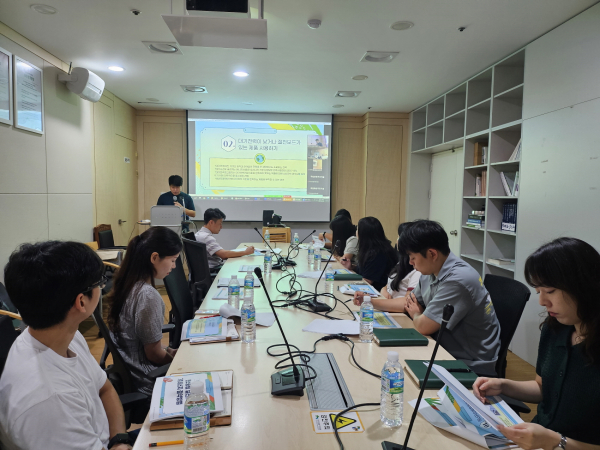 지난 22일 대전 서구 둔산동 한국산림복지진흥원(이하 진흥원) 영상회의실에서 직원들이 에너지절약 교육을 듣고 있다.
