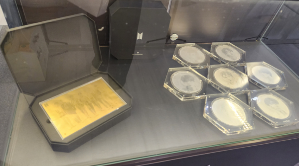 1일 현대백화점 판교점에서 방탄소년단 데뷔 10주년 공식 기념메달 2차를 출시했다. 기념메달에는 방탄소년단의 초상이 담겨있다.