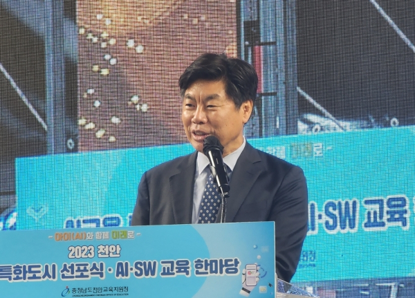 축사를 하는 박종덕 천안교육지원청 교육장/박동혁 기자