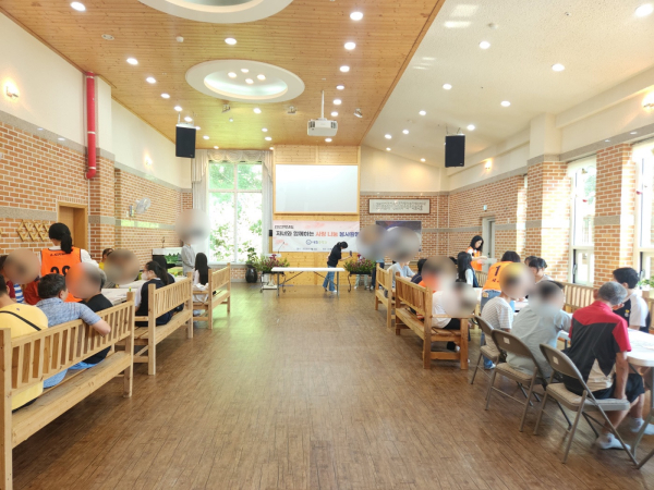 새뜸 교육공동체가 ‘자녀와 함께하는 사랑 나눔 봉사활동’을 실시하고 있다.