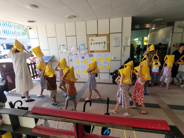 12일 충녕어린이집 원아와 교직원을 대상으로 지진대피훈련 실시 모습