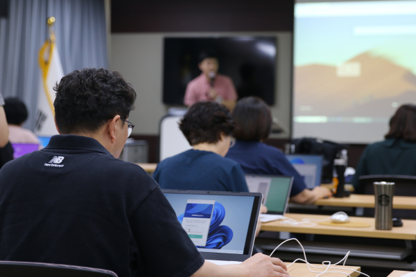 14일 열린 학교관리자 정보역량 강화 연수에서 연수 참가자가 마주온을 익히기 위해 시스템에 접속하고 있다