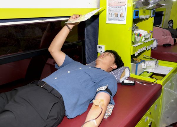 헌혈에 동참하고 있는 총무과 직원