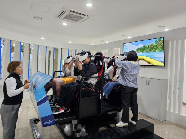 세종시 중고등학생들이 2023년 학생 평화·통일교육 현장 체험학습에 참여하고 있다.