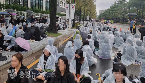 설동호 대전교육감이 추도사를 위해 연단에 오르자 교사들이 등을 돌렸다.