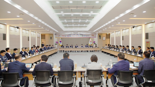 이완섭 서산시장이 지난 18일 서산시청 대회의실에서 열린 ‘2024 신규시책 발굴 보고회’를 주재하는 모습