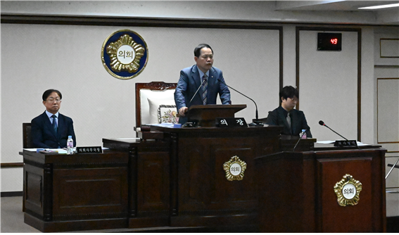 제252회 대전중구의회 임시회 제2차본회의에서 윤양수 의장이 발언하고 있다.