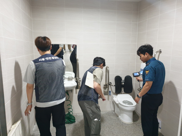지난 20일 세종시설공단 공중화장실 불법촬영 점검반이 세종북부경찰서와 합동으로 공중화장실 불법카메라 설치여부를 점검하고 있다
