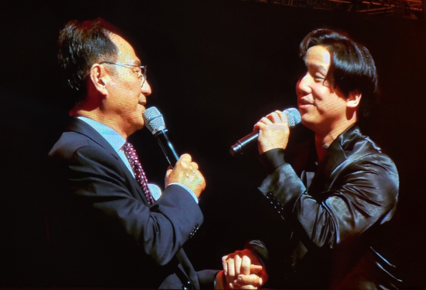 테너 이동신과 듀엣을 선보이는 박상돈 시장(왼쪽)/사진=박동혁 기자