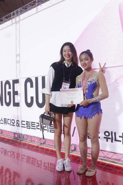 천송이 코치와 이수현(1위) 학생