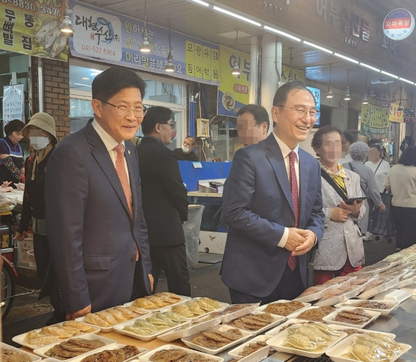 상인들과 덕담을 나누는 박상돈 시장(오른쪽)과 정도희 의장/사진=박동혁 기자