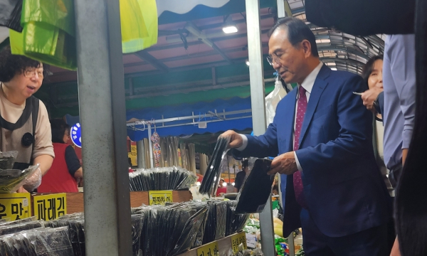 김을 구매하고 있는 박상돈 시장/사진=박동혁 기자